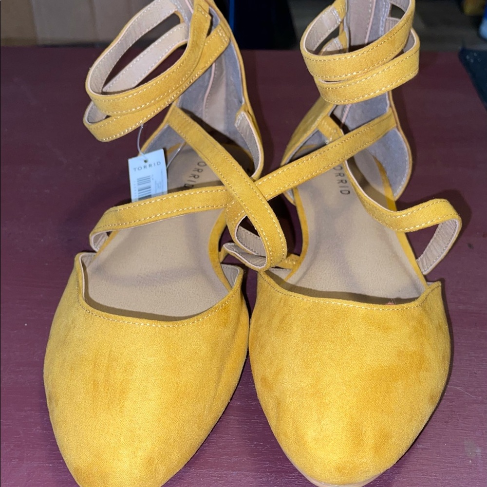 Brand new with tags torrid shoes/flats. Mustard yellow. Size 10W.Perfect shape.